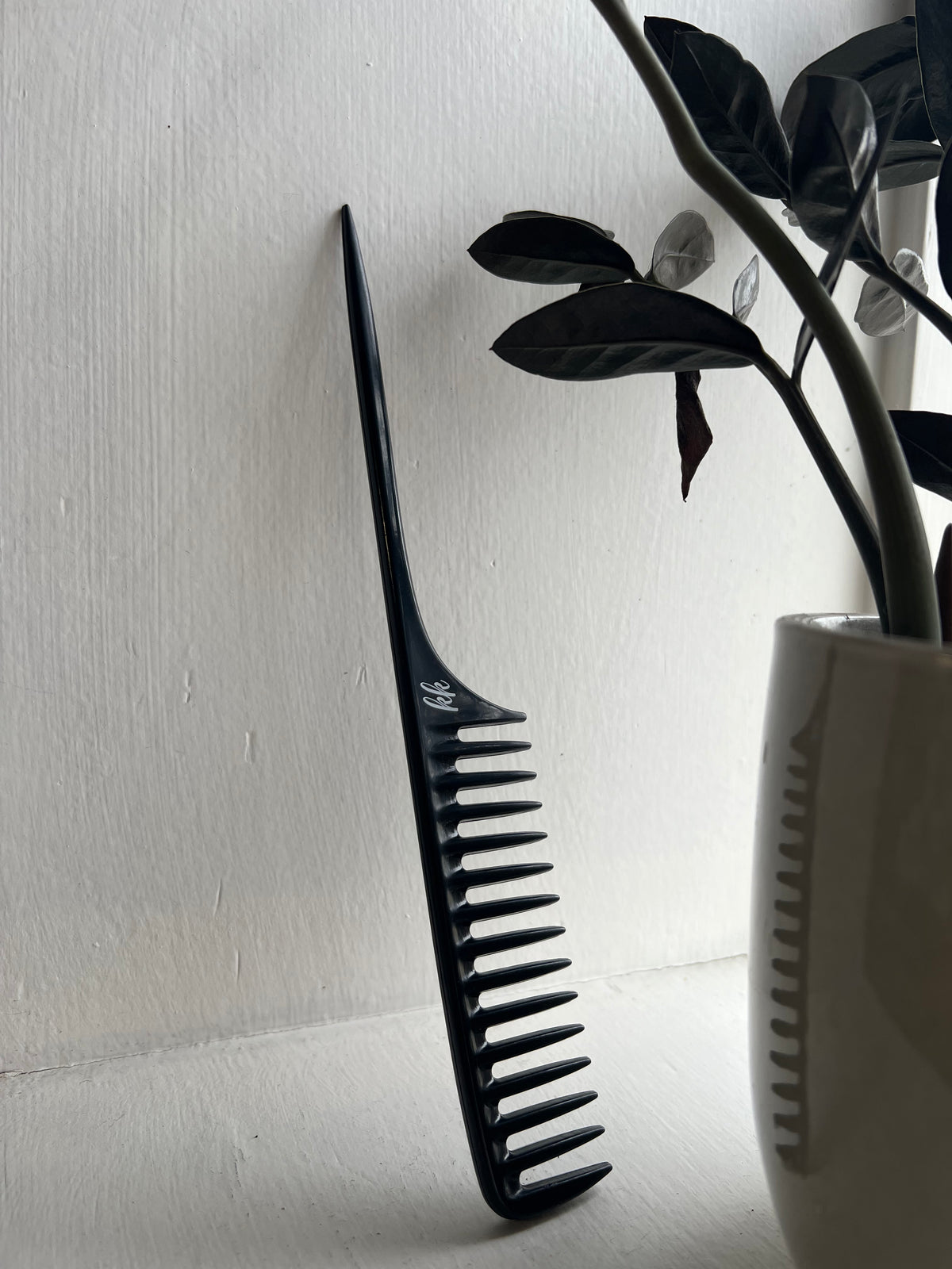 Wide Tooth Tail Comb